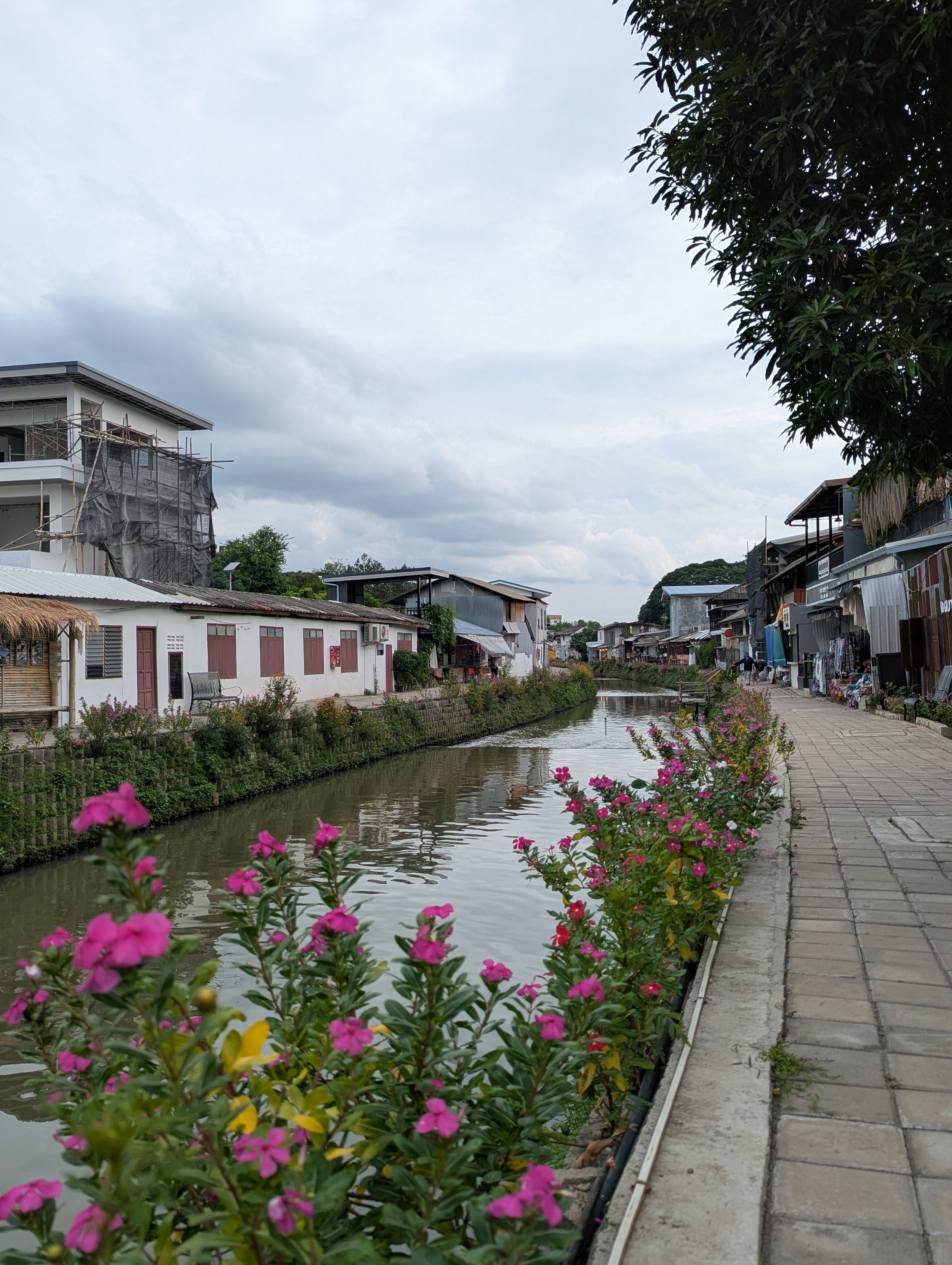 การล่องเรือสั้นผ่านสะพานไฟ
